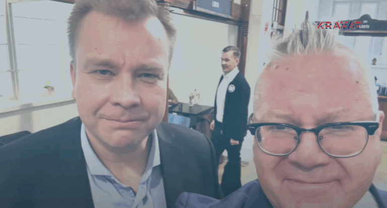 Kaikkosen ärhäkkä puhe Hakaniemen kauppahallissa